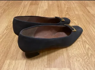 Zapatos negros tacón bajo con detalle dorado