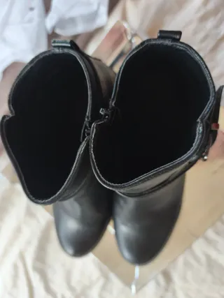 Botines negros con hebilla.