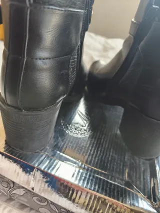 Botines negros con hebilla.