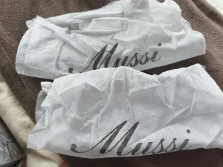 Botines negros con hebilla.