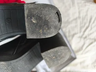 Botines negros con hebilla.