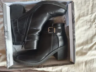 Botines negros con hebilla.