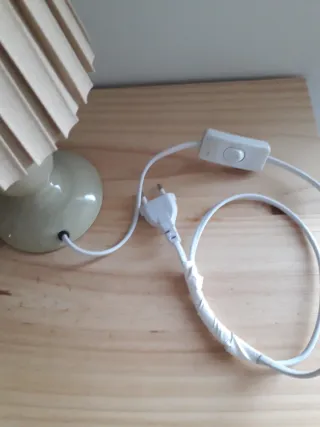 Lámpara de mesa cerámica y papel beige