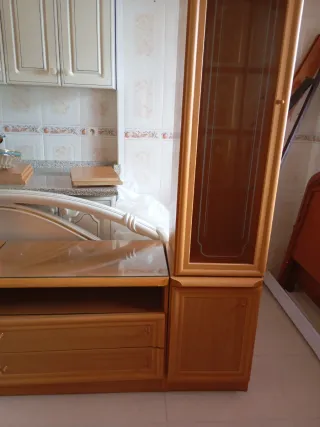 Mueble de madera y cristal