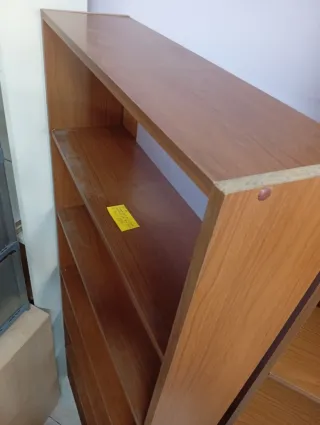 Estantería de madera marrón