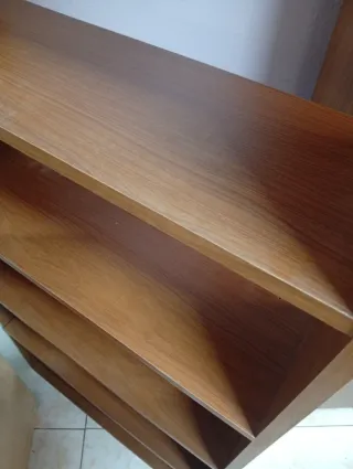 Estantería de madera marrón