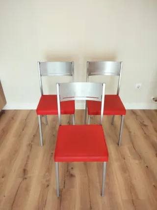 Conjunto mesa extensible + 3 sillas rojas y plata