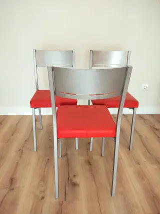 Conjunto mesa extensible + 3 sillas rojas y plata