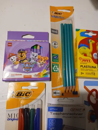 Material de escritório: Calculadora, Lápis, Tesour