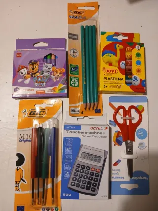 Material de escritório: Calculadora, Lápis, Tesour