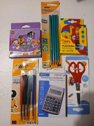 Material de escritório: Calculadora, Lápis, Tesour