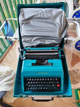 Máquina de escribir Olivetti vintage