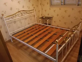Cama Matrimonio Blanca y Dorada