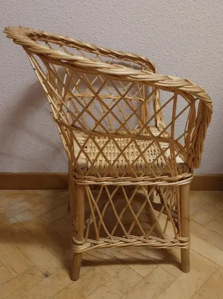 Silla de mimbre y madera infantil.