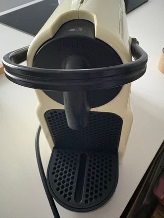 Cafetera Nespresso Beige