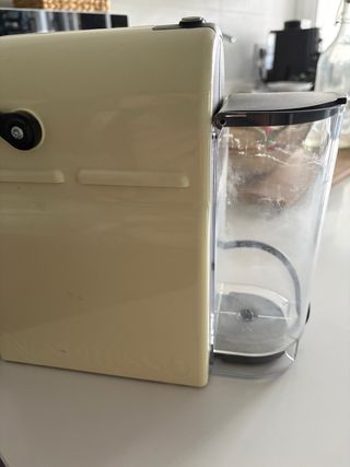 Cafetera Nespresso Beige
