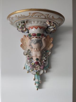 Ménsula de porcelana muy elaborada.