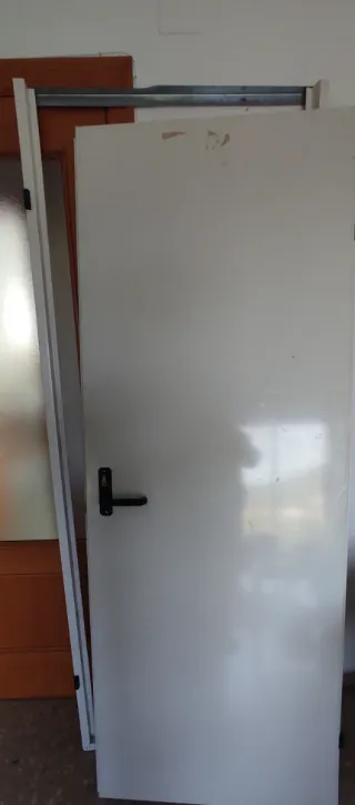 Puerta y marco metálico blanco