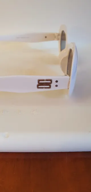 Occhiali da sole bianchi ovali