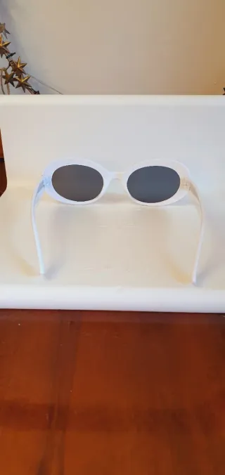 Occhiali da sole bianchi ovali