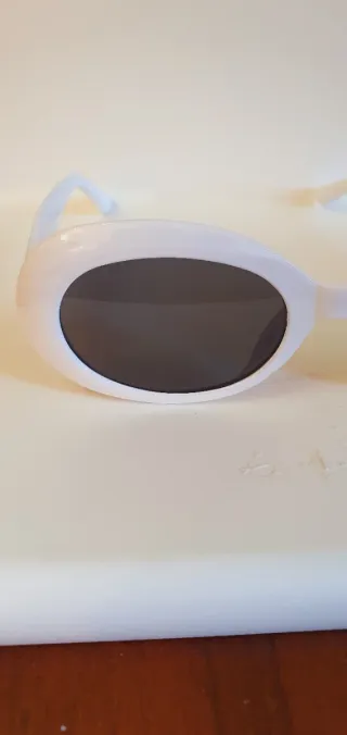 Occhiali da sole bianchi ovali