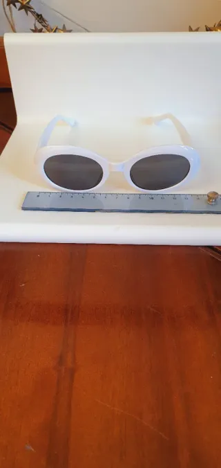 Occhiali da sole bianchi ovali