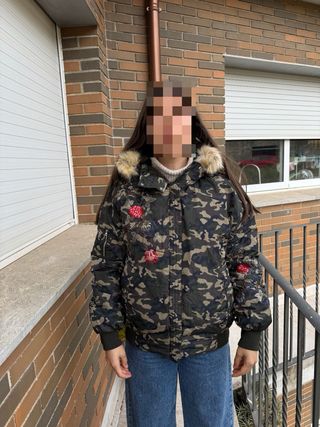 Abrigo camuflaje con capucha de Zara