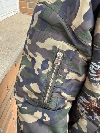 Abrigo camuflaje con capucha de Zara