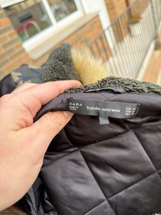 Abrigo camuflaje con capucha de Zara