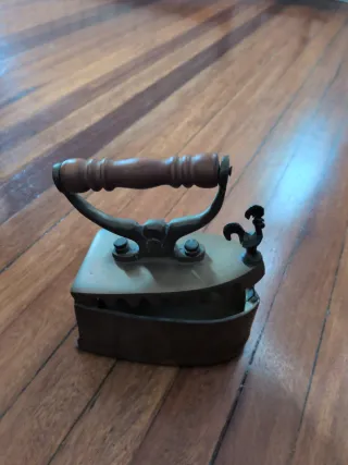 Plancha de hierro antigua con gallo