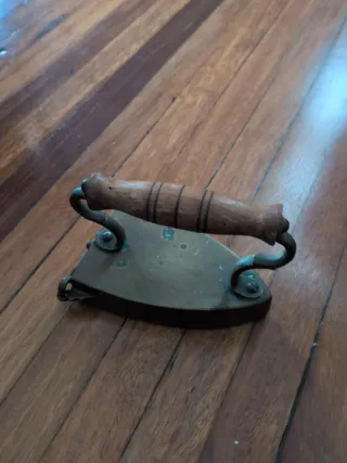 Plancha de hierro antigua con gallo