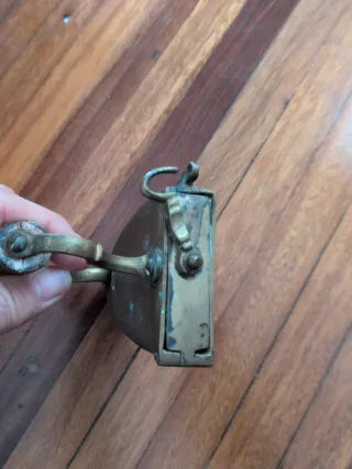 Plancha de hierro antigua con gallo