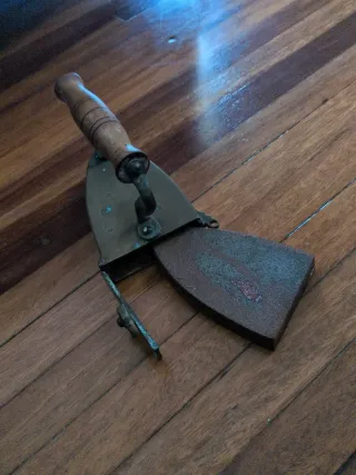 Plancha de hierro antigua con gallo