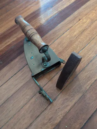 Plancha de hierro antigua con gallo