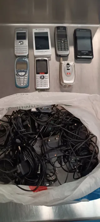 Lote móviles antiguos y cargadores