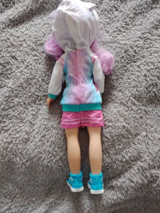 Boneca Nancy com Cabelo Roxo e Roupa de Gatinho