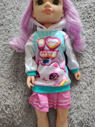 Boneca Nancy com Cabelo Roxo e Roupa de Gatinho