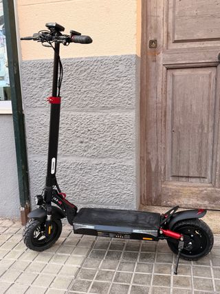 Patinete Eléctrico Negro con Detalles Rojos