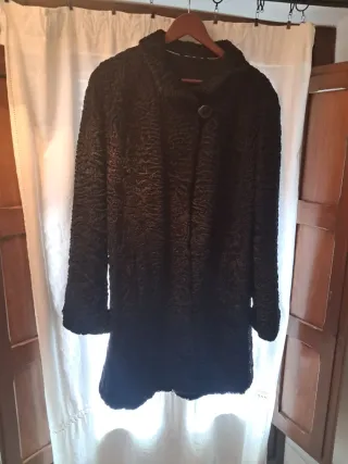 Bonito abrigo corto astracan. negro T44. Piel