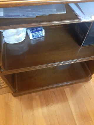 Mesa de despacho de madera y cuero estilo antigua.