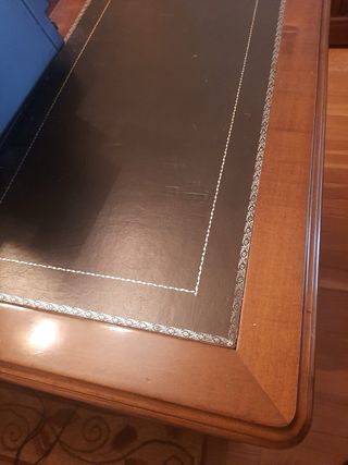 Mesa de despacho de madera y cuero estilo antigua.
