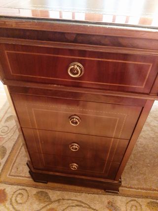 Mesa de despacho de madera y cuero estilo antigua.