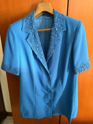 Giacca elegante con canotta blu