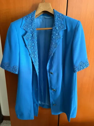 Giacca elegante con canotta blu