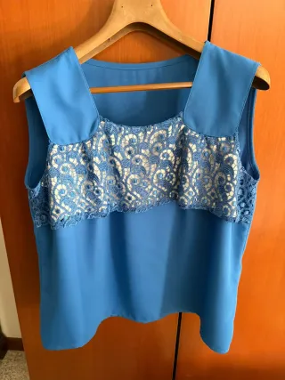 Giacca elegante con canotta blu