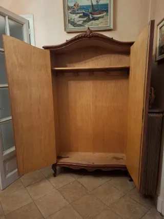 Armario antiguo de madera