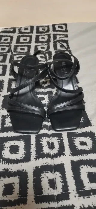 Sandalias negras de tiras