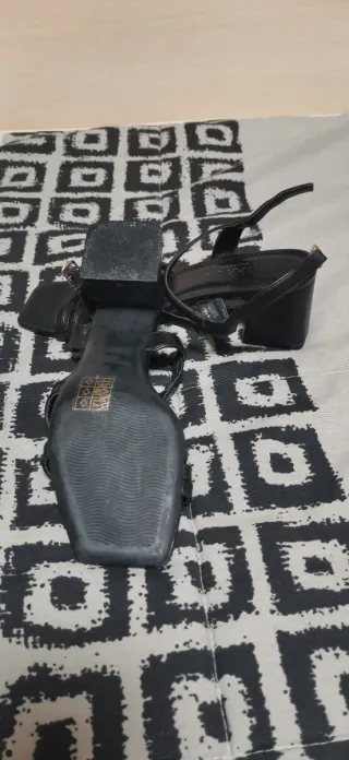 Sandalias negras de tiras