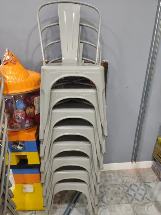 Mesas y Sillas Beige y Marrón el precio mesa y sil