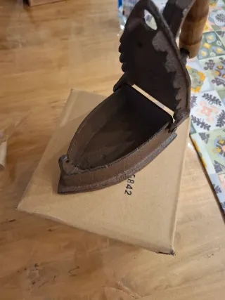 Ferro da stiro antico in ghisa